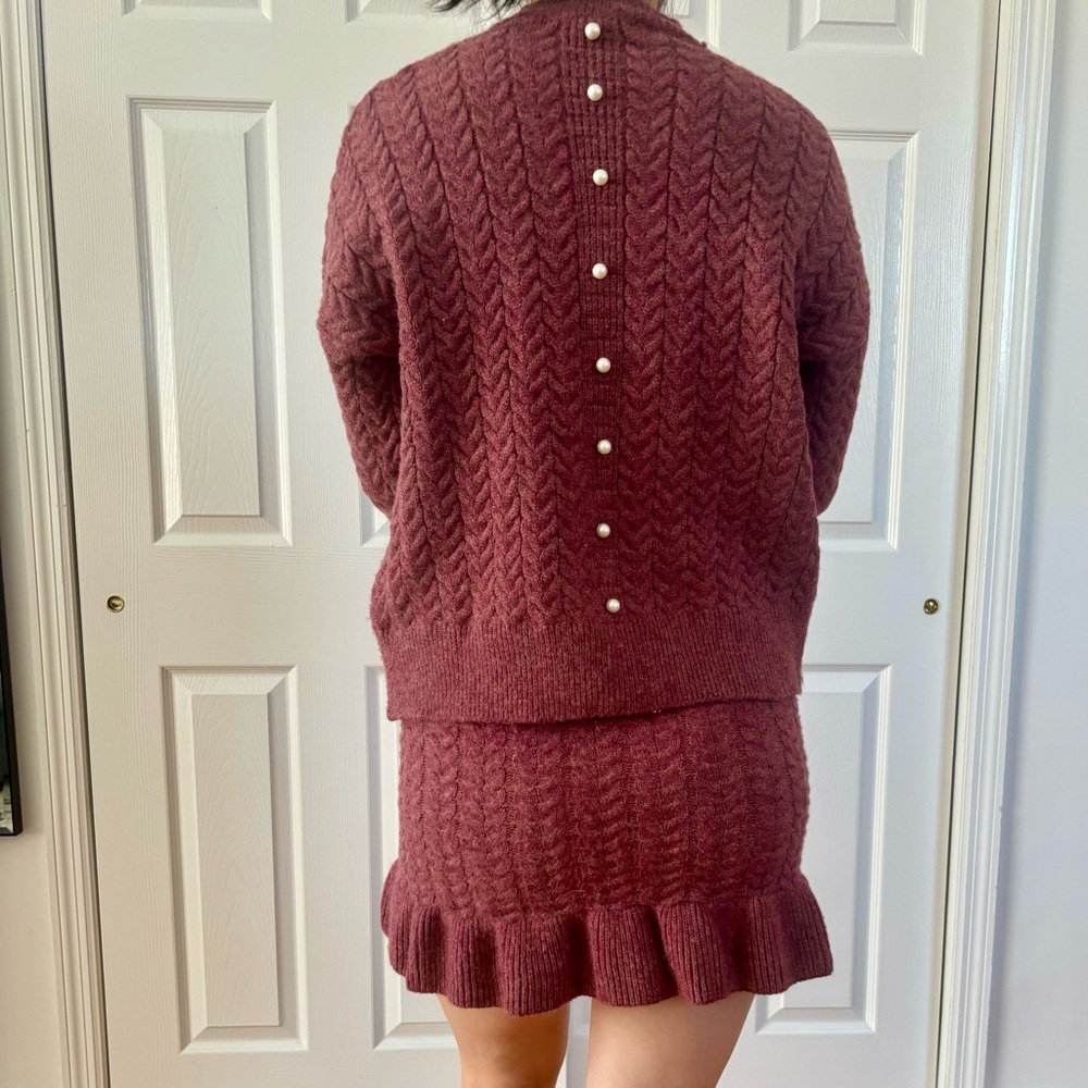 Coordinated set piece of sweater and mini skirt in burgundy. Size medium.